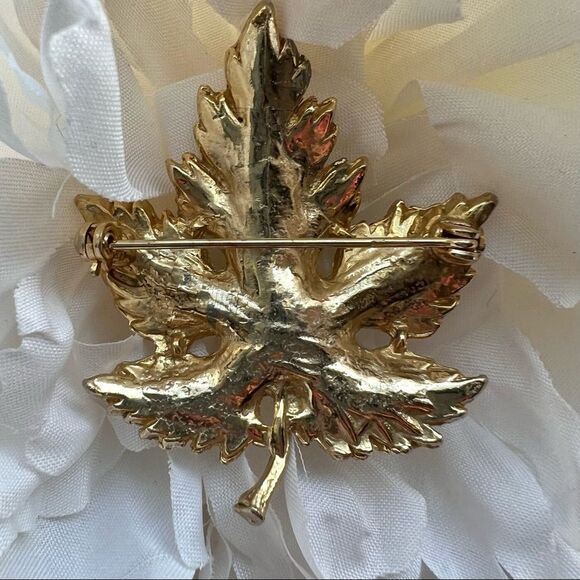 Vintage Retro Jade Stone Gold Tone Maple Leaf Brooch - Picture 8 of 9